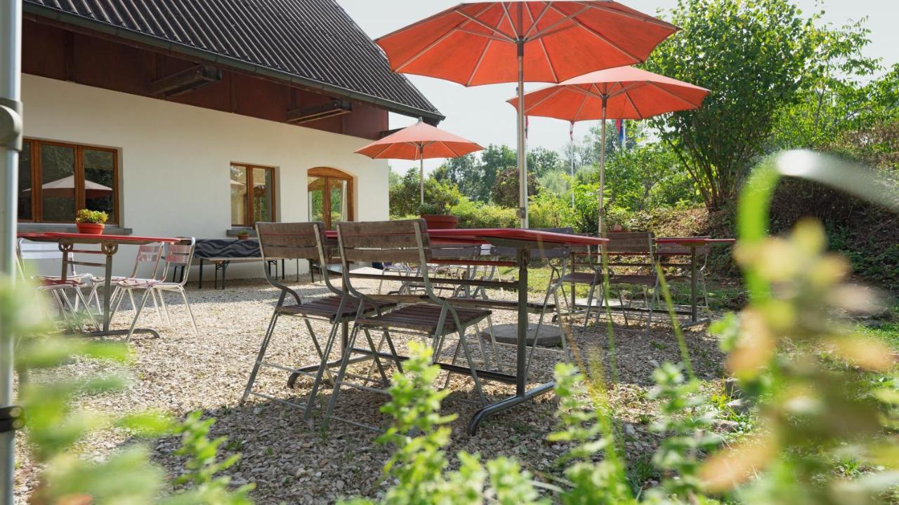 Delemont Youth Hostel Bagian luar foto